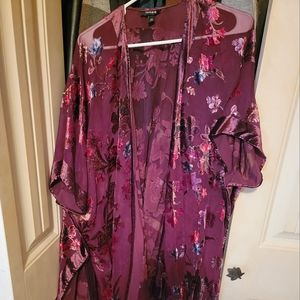 Torrid kimono, size 2x very pretty will fit 2x to 3x. Only worn once.
